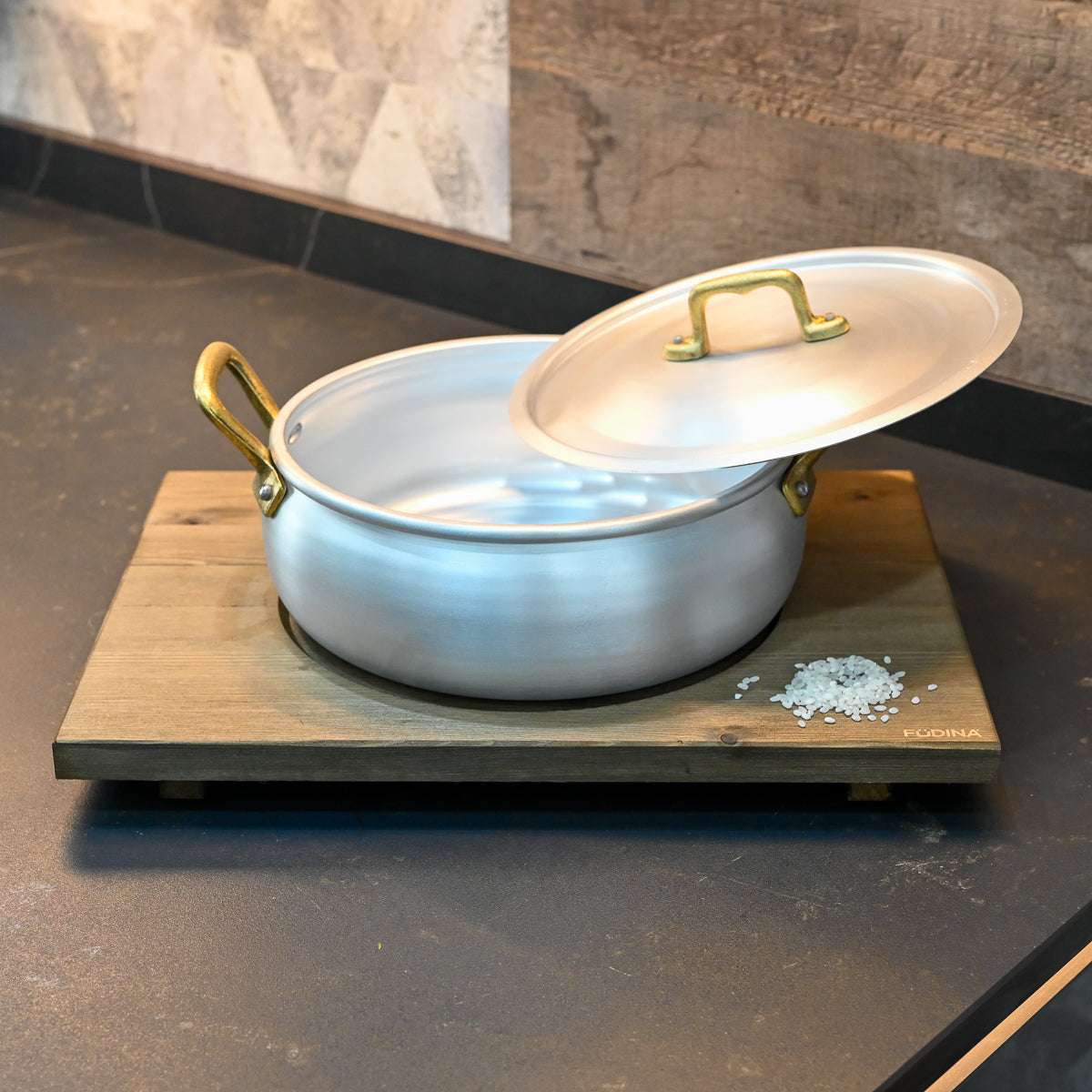 RISOTTIERA CON COPERCHIO E VASSOIO IN ABETE