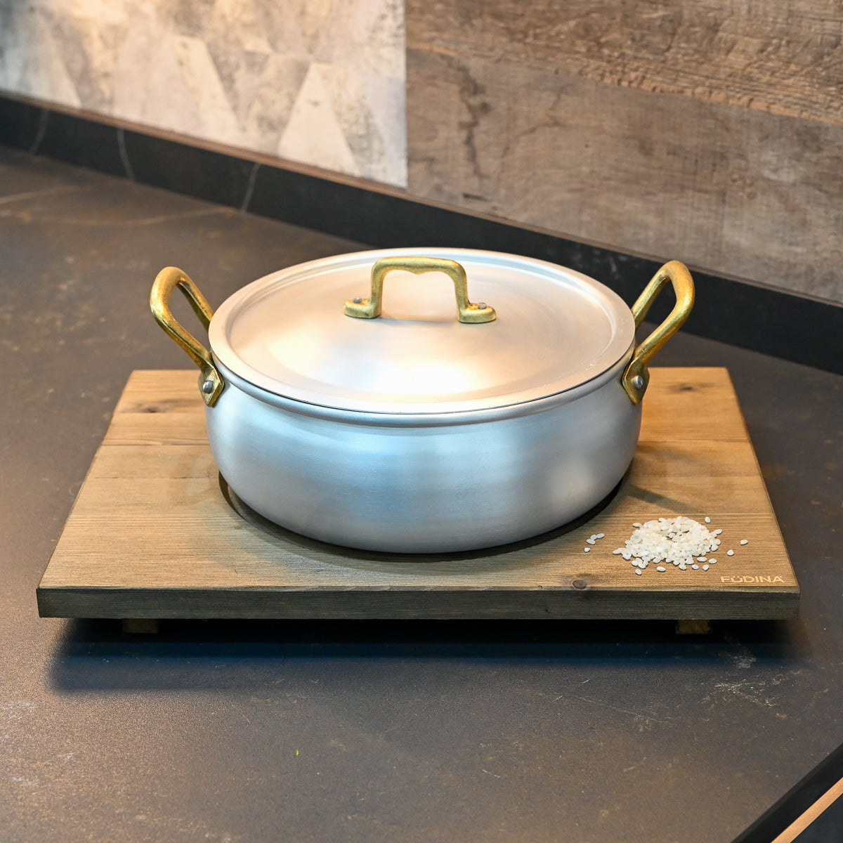 RISOTTIERA CON COPERCHIO E VASSOIO IN ABETE